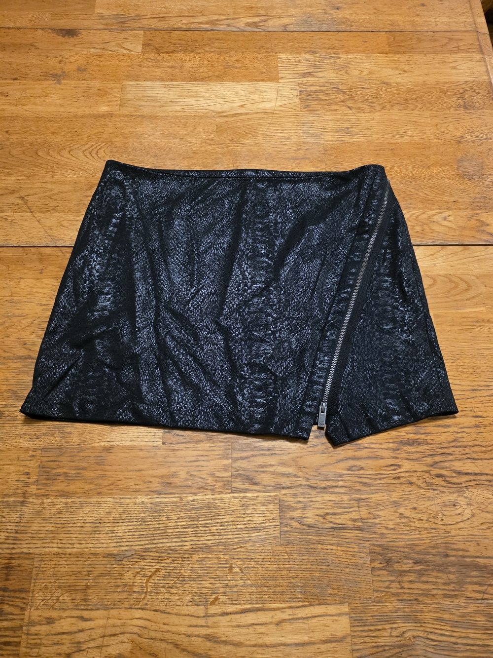 Vince Camuto Black Faux-Snakeskin Mini Skirt with Side Zip Detail